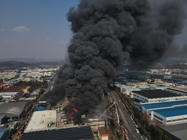 20일 오후 1시17분께 대전 대덕구 문평동의 한 공장에서 불이 나 연기가 피어오르고 있다. 소방 당국은 신고 14분 만에 대응 2단계를 발령해 진화 작업을 벌이고 있다.