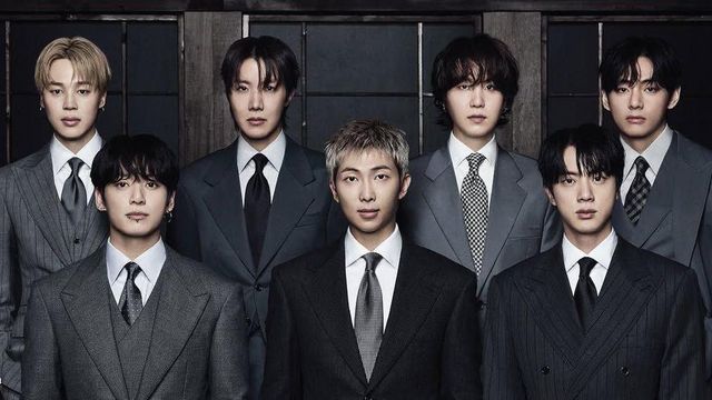 앨범 커버 속 멤버들은 회색과 검은색의 차분한 의상을 입고 있으며, 이는 앨범 제목에 영감을 준 19세기 일곱 명의 한국 청년들을 떠올리게 한다.