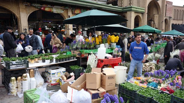 전쟁에도 불구하고 테헤란의 일부 시장은 문을 열고 있다