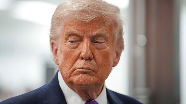 고심하는 듯한 표정의 도널드 트럼프 미국 대통령