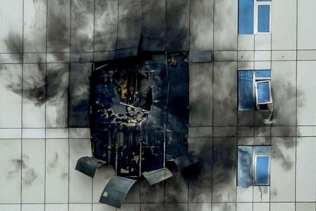 이란 드론 공격으로 검게 그을린 건물