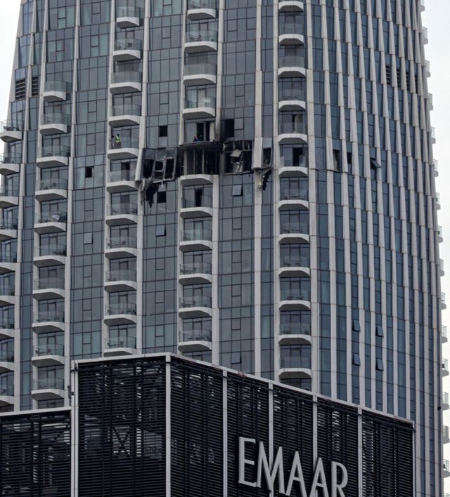 이란의 드론 공격으로 손상된 두바이 크릭 하버 타워