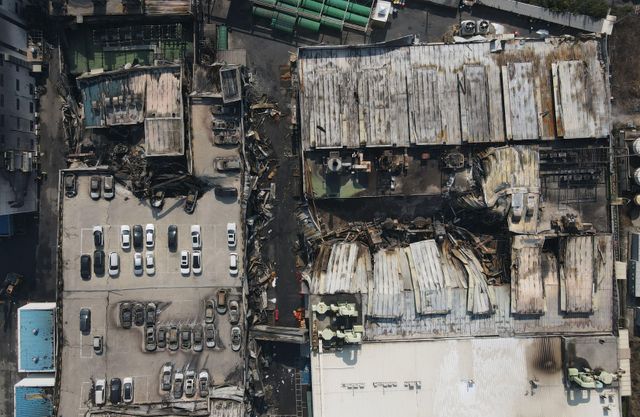 대전 대덕산업단지의 자동차 부품공장 안전공업 공장에서 발생한 화재로 전소된 공장 건물이 보인다