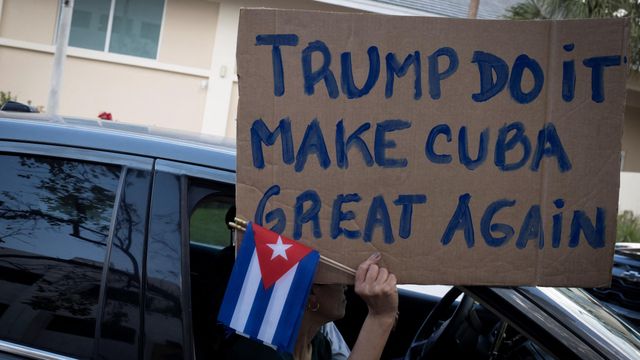 올해 2월 미국 플로리다주 마이애미에서 열린 시위에서 ‘트럼프 대통령님, 쿠바를 다시 위대하게 만들어 주세요’라고 적힌 팻말을 들고 있는 여성의 모습