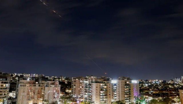 미국과 이란의 갈등이 고조되는 가운데 이스라엘 방공망이 날아오는 포탄을 요격하고 있다