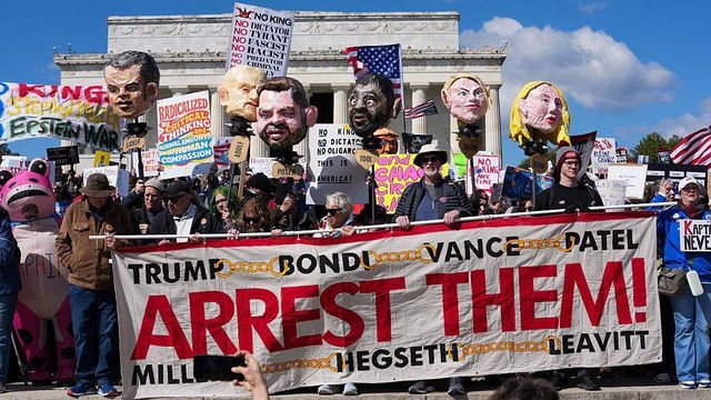 트럼프 대통령, 팸 본디 법무장관, JD밴스 부통령, 캐시 파텔 FBI 국장, 스티브 밀러 국토안보보좌관, 피트 헤그세스 국방장관, 캐롤라인 리빗 백악관 대변인의 체포를 요구하는 시위대