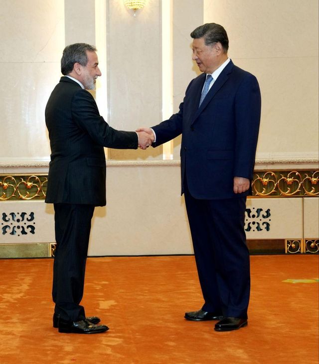 악수하는 시진핑 중국 국가주석과 아바스 아라그치 이란 외무장관