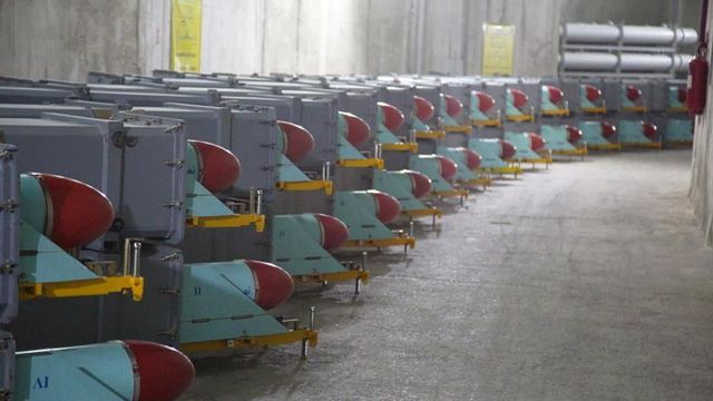 콘크리트 벙커 내부에는 이동식 발사대에 실린 미사일들이 배치돼 있다