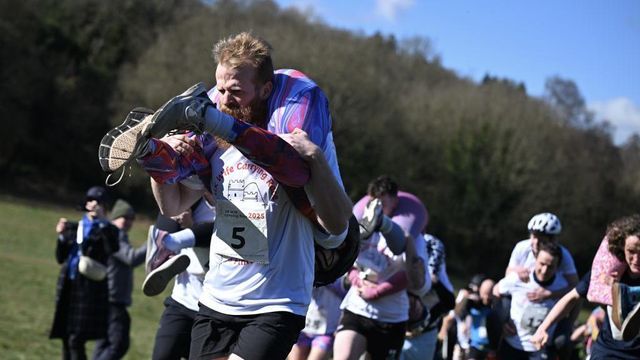 여러 참가자들이 상대를 어깨 위에 올려 업고 있다. 어떤 이들은 '어부바' 자세로, 또 다른 이들은 상대의 발이 앞쪽으로 나오고 상반신이 등 뒤로 늘어지는 자세로 들쳐 업은 채 이동하고 있다
