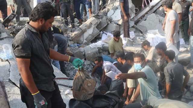 2026년 2월 28일, 이스라엘의 공습을 받은 이란 미나브의 한 학교 잔해에서 주민들과 구조대가 수색 작업을 벌이고 있다.