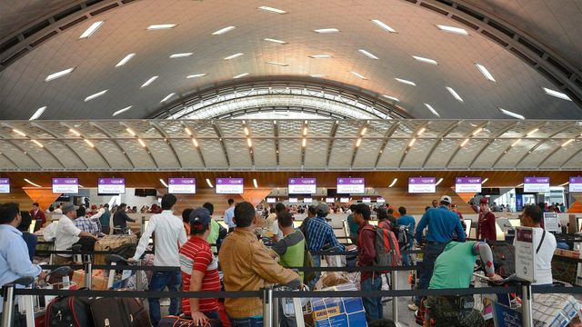 도하 하마드 국제공항에서 여행객들이 줄을 서고 있다