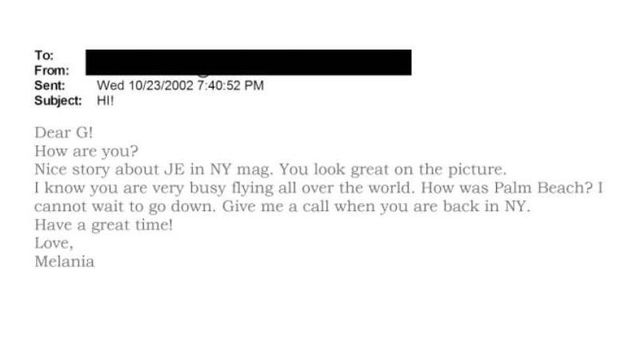 멜라니아가 ‘G’에게 보낸 이메일: "친애하는 G! 잘 지내고 있나요? 뉴욕 매거진에 실린 JE 관련 기사 잘 봤어요. 사진 속 모습도 아주 멋지네요. 전 세계를 바쁘게 다니고 있는 걸로 아는데, 팜비치는 어땠나요? 저도 빨리 그곳에 가고 싶어요. 뉴욕에 돌아오면 전화 주세요. 즐거운 시간 보내요! 사랑을 담아, 멜라니아"라는 내용이 담겨 있다.