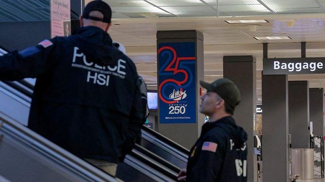 공항 보안요원들