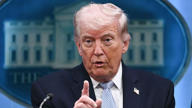 4월 6일 백악관 기자회견장의 도널드 트럼프 대통령