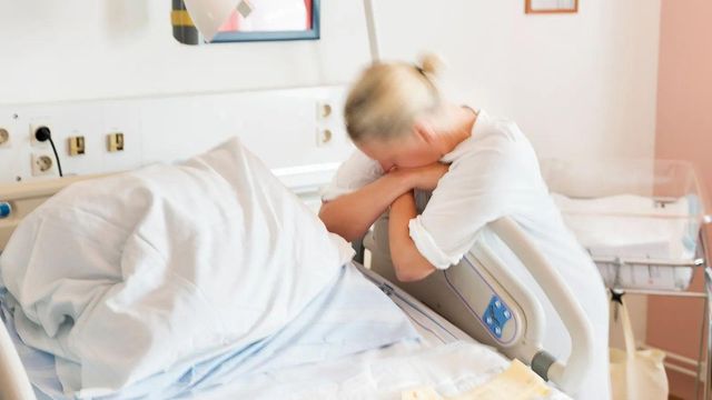 병원침대를 앞으로 감싸안고 있는 여성