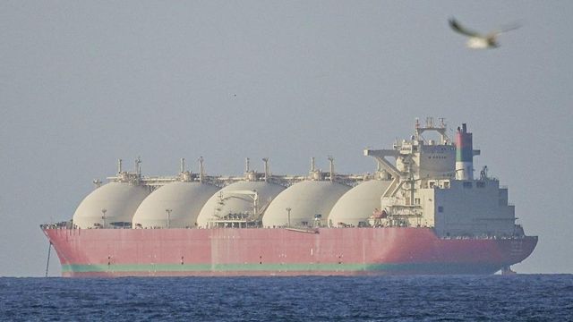 거대한 빨간색 유조선