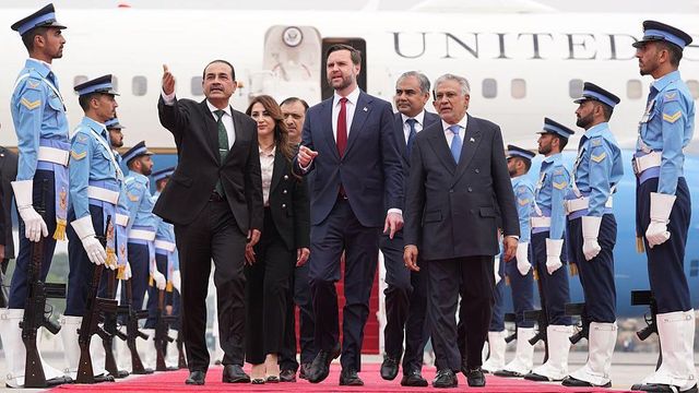 항공기에서 내린 후 레드카펫을 걷는 미국 부통령 JD 밴스(가운데), 파키스탄의 아심 무니르 국방참모총장 겸 육군참모총장, 모하마드 이샤크 다르알 파키스탄 부총리 겸 외무장관