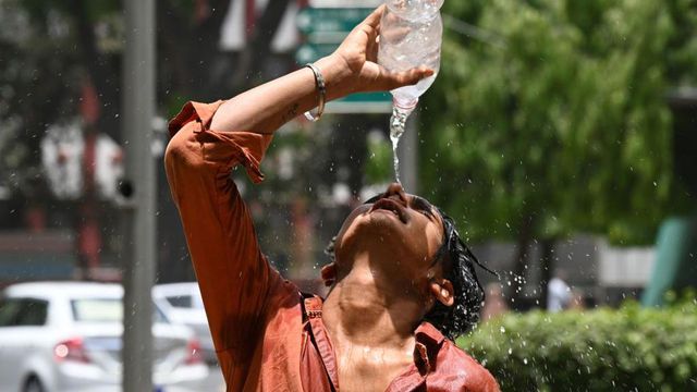 인도의 한 여성이 물을 마시는 모습
