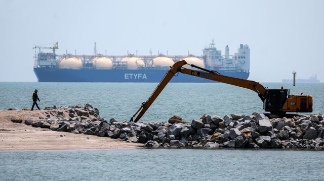 'ETYFA'라고 적힌 대형 LNG 운반선