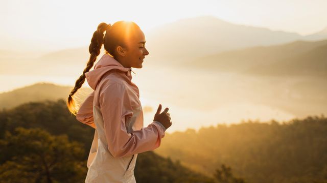 이른 아침 여성이 조깅하는 모습