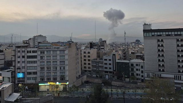 지난 4월 1일, 이란 테헤란의 건물에서 연기가 피어오르는 모습