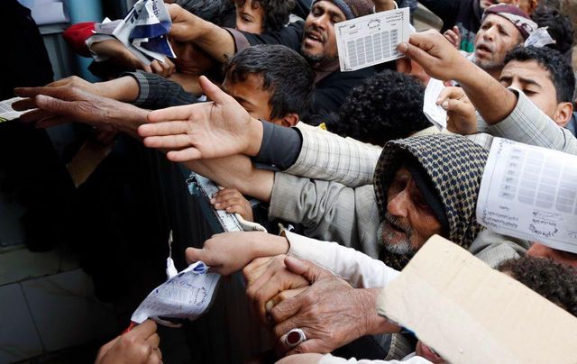 서류를 들고 너도나도 손을 뻗는 남성들의 모습