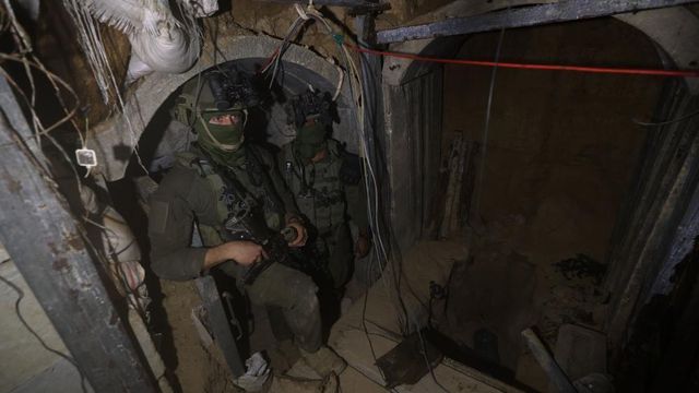2025년 12월 8일 가자지구 남부 라파의 알 샤부라 지역 지하 터널에서 작전 중인 이스라엘 공병 특수부대 '야할롬' 대원들의 모습