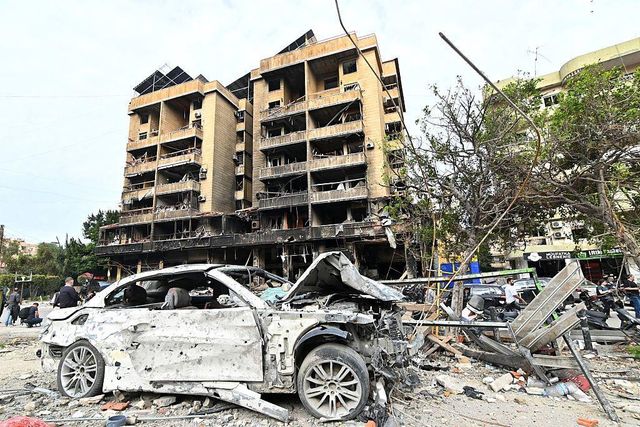 폭격으로 망가진 건물과 자동차