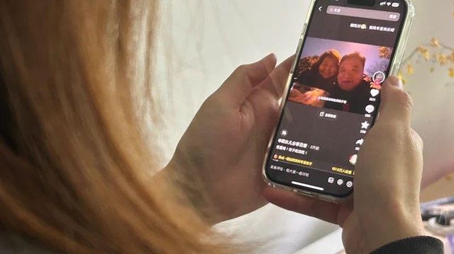 판과 장의 계정을 보는 젊은 여성의 모습