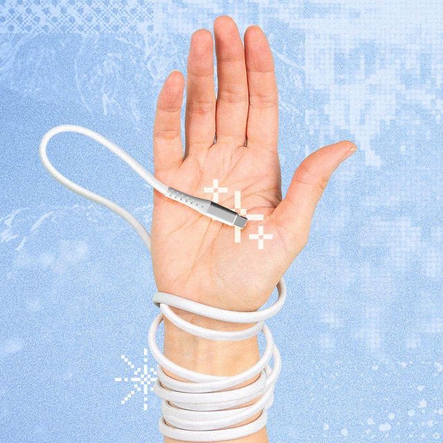 손목에 감긴 충전케이블