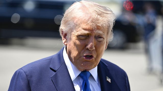 도널드 트럼프 대통령이 플로리다 팜비치에서 기자에게 말하고 있다