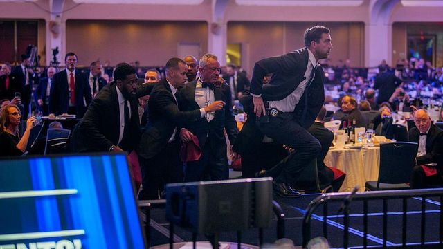 경호원들에 둘러싸인 로버트 F. 케네디 주니어 장관 