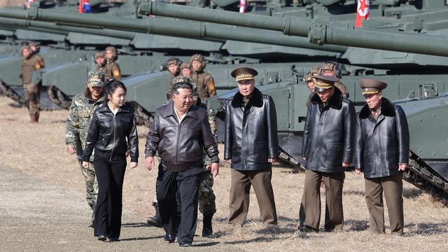 김정은 북한 국무위원장과 그의 딸 주애가 2026년 3월 19일 북한 조선인민군 수도방어군단 제60훈련기지를 방문하고 있다