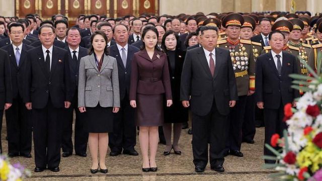 북한 공식 매체인 조선중앙통신이 2026년 1월 1일 공개한 사진. 김정은 위원장과 부인 리설주 그리고 딸 주애가 새해를 맞아 평양 금수산태양궁전을 참배하고 있다