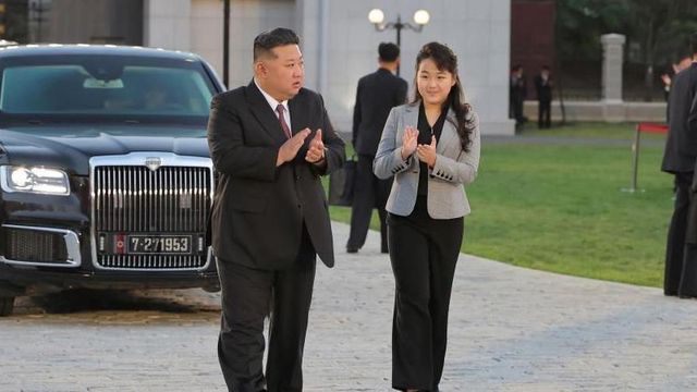 북한 김정은 국무위원장과 그의 딸 김주애가 2024년 10월 10일 평양에서 열린 조선로동당 창건 79주년 경축 행사에 참석하고 있다