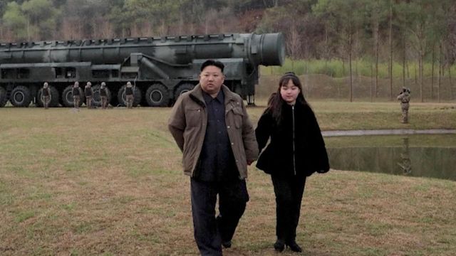 2023년 4월 14일 북한 조선중앙통신(KCNA)이 공개한 영상 속 화면. 김정은 국무위원장와 그의 딸 주애가 신형 고체 연료 대륙간탄도미사일(ICBM) '화성-18형' 앞을 걷고 있다