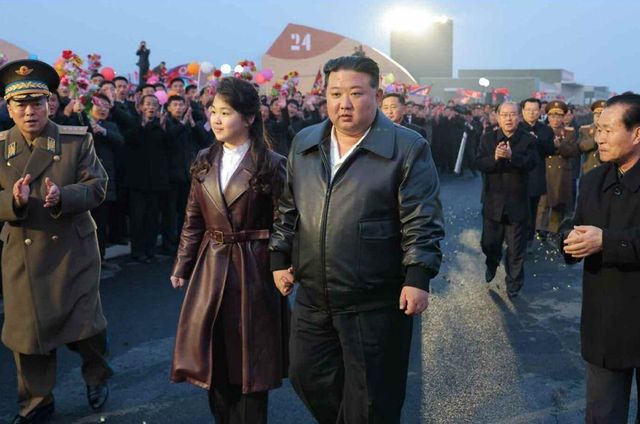 북한 노동당 기관지 노동신문은 2024년 3월 16일 김정은 위원장이 전날 강동종합온실 준공 및 조업식에 참석했다고 전했다. 이 자리에는 딸 주애가 함께 동행했다