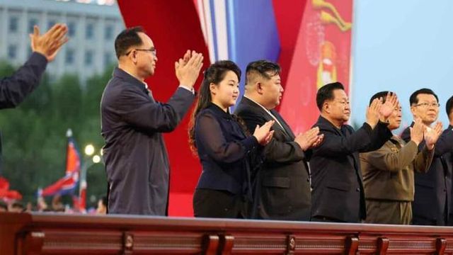 2024년 5월 14일 김정은 위원장과 함께 평양 북쪽에 새로 마련된 전위거리 준공식에 참석한 주애가 속살이 비치는 '시스루' 블라우스를 입고 박수를 치고 있다 