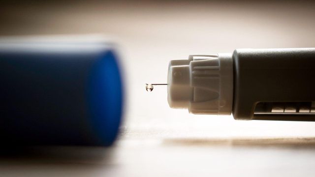 비만치료제 주사기의 바늘에서 약물 방울이 나오고 있는 모습