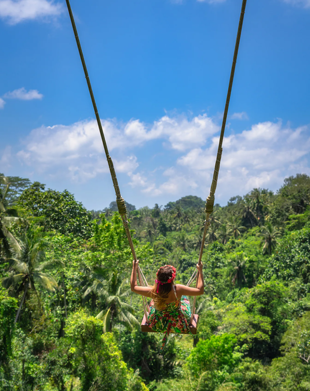대자연 속에서 그네를 타는 여성 