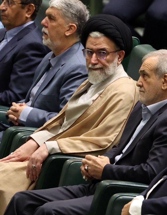 에스마일 카티브 정보부 장관이 2024년 8월 17일 이란 의회에 앉아 있다