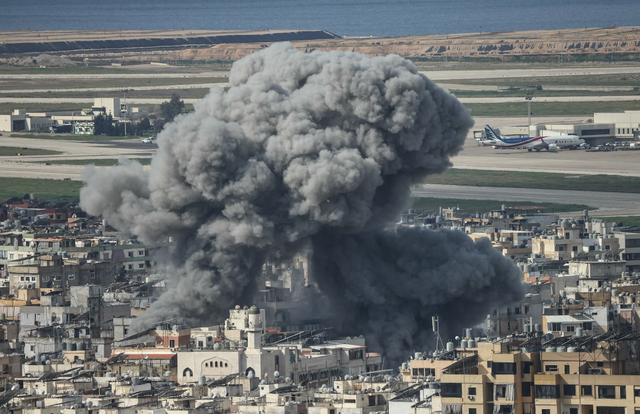 이스라엘 공습으로 베이루트 남부 교외의 알 라일라키 지역에 연기가 피어오르는 모습