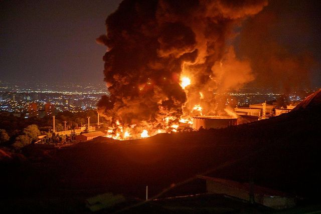 지난해 6월 15일, 테헤란의 샤흐란 석유 저장소에서 화염이 치솟는 모습