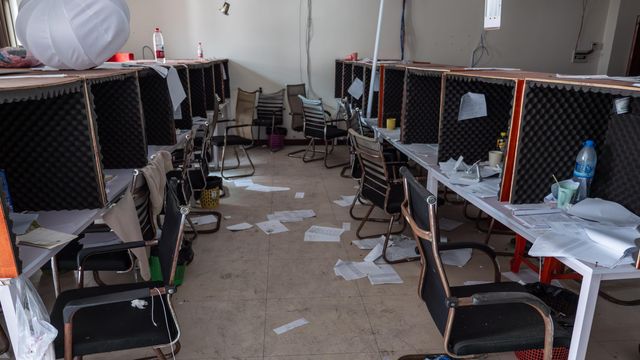 방음용 폼으로 둘러싸인 여러 책상 부스