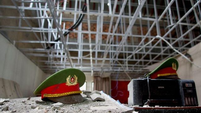 먼지가 쌓인 베트남 경찰 제복 모자