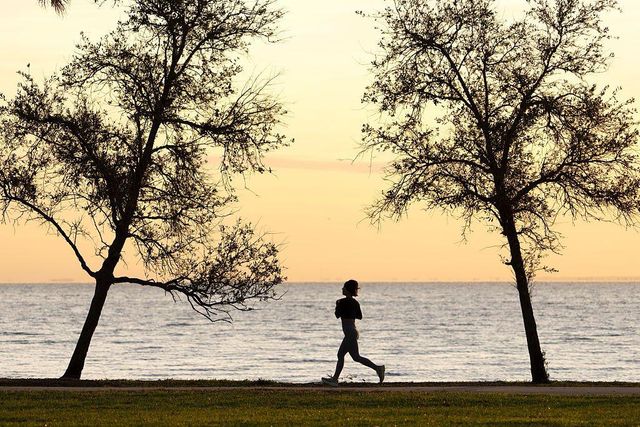 러닝을 하는 여성