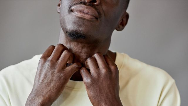 목을 긁는 남성