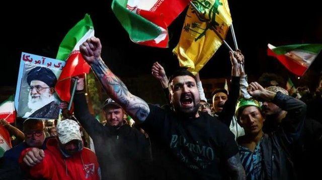 테헤란에 모여 이란 국기를 흔드는 사람들