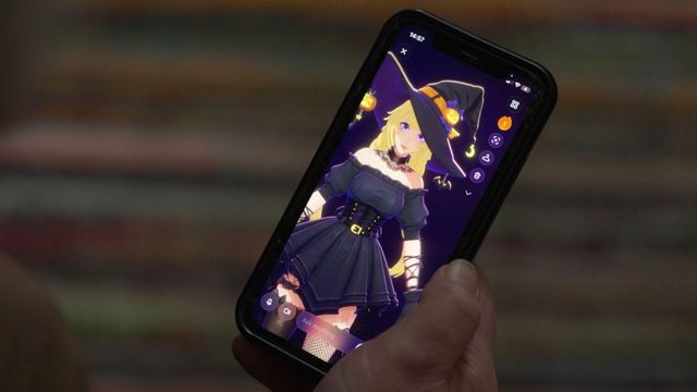 아담의 휴대폰에 저장된 애니의 할로윈 사진