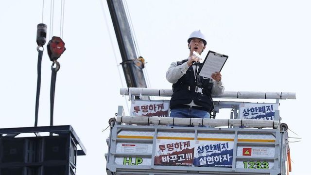 크레인으로 높이 올라가 집회 연설 중인 최승호 삼성전자 노조 지부장